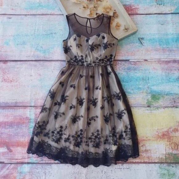 Modcloth Geode Cherished Charm Embroidered Lace Sweetheart Fit & Flare‎ Dress S - Picture 3 of 7